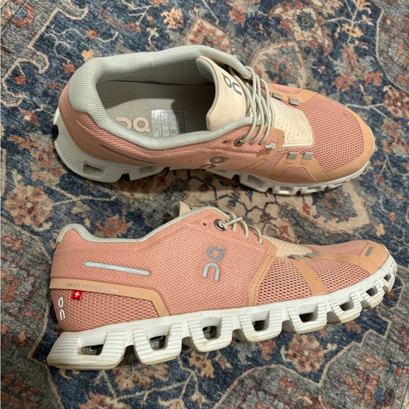 ON RUNNING // on cloud 5 // rose/shell size 7.5 // good condition - Picture 4 of 8